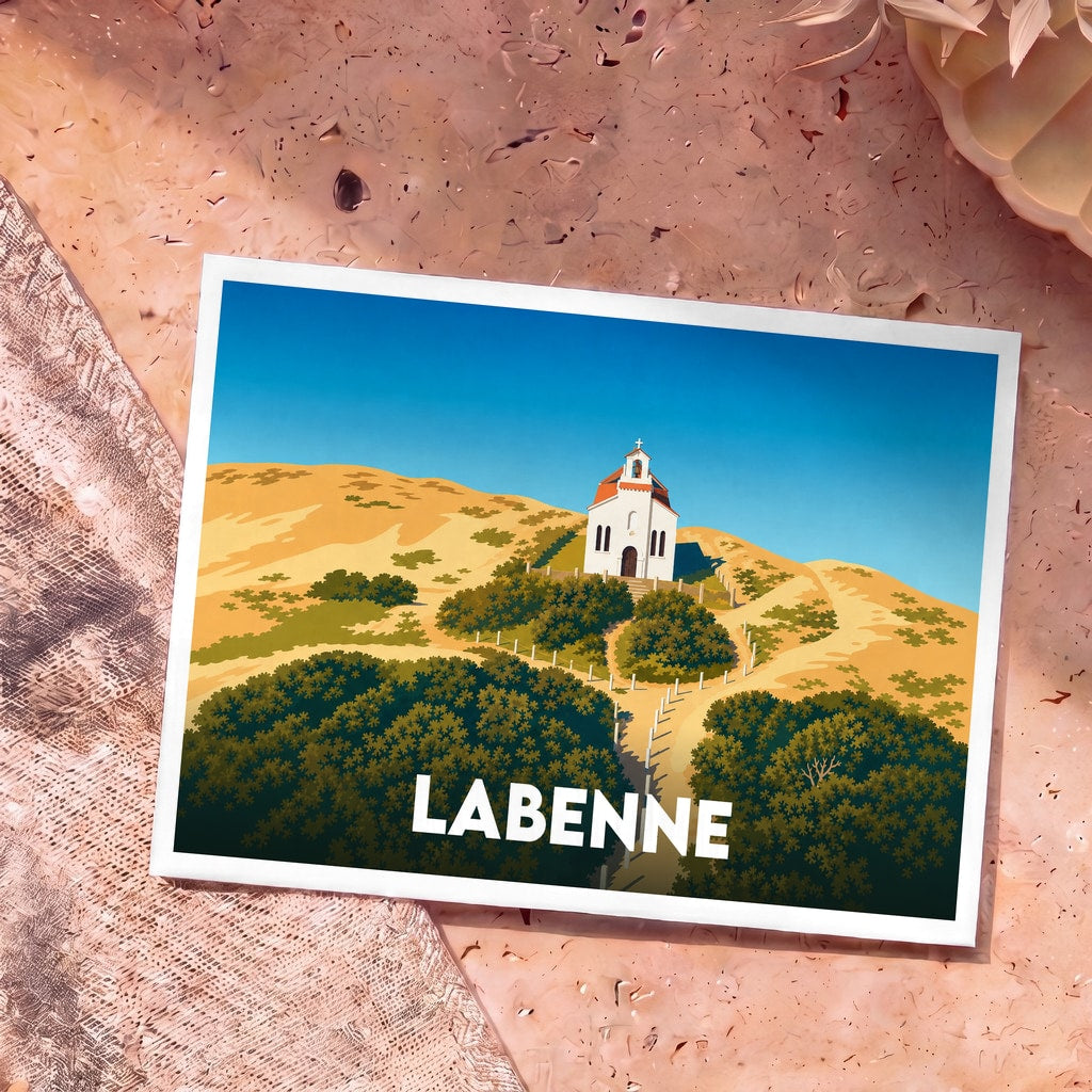 Carte postale souvenir de la ville de Labenne illustrant une petite chapelle blanche sur une colline arborée.