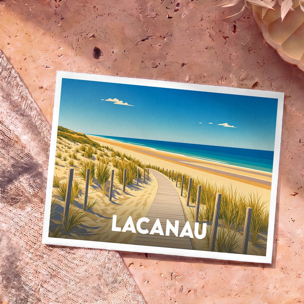 Carte postale souvenir de Lacanau avec une illustration stylisée d'un chemin en bois menant à la plage à travers les dunes.