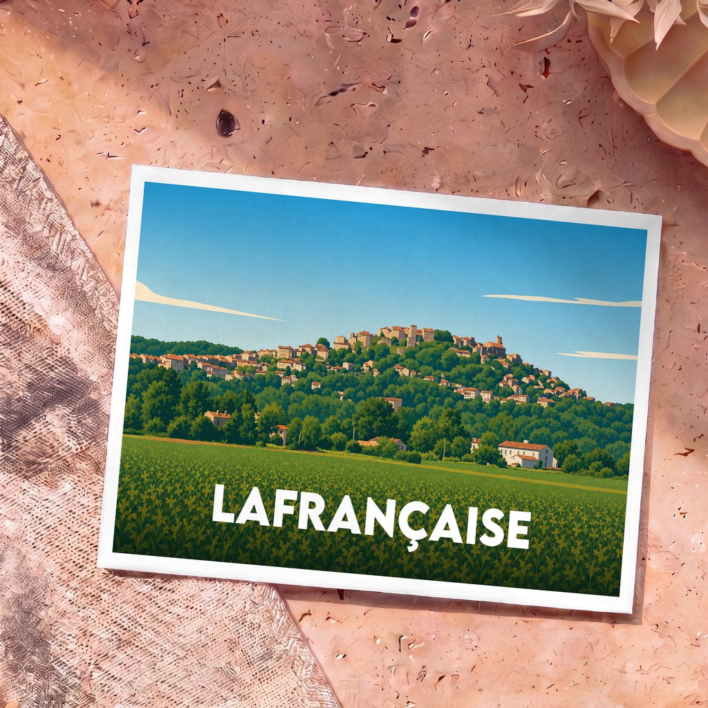 Carte postale souvenir de la ville de Lafrançaise avec une illustration stylisée d'un village sur une colline surplombant un champ.