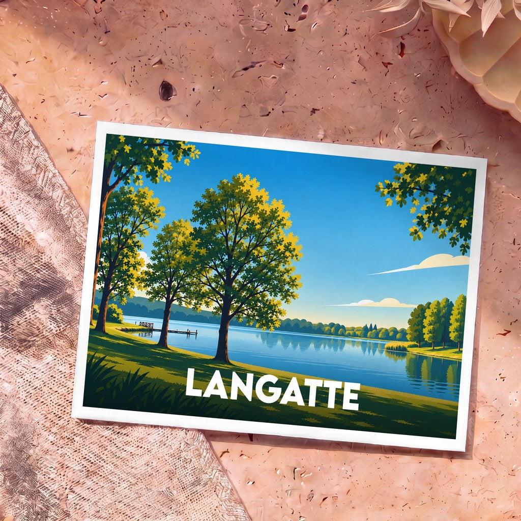 Carte postale souvenir de la ville de Langatte illustrant un lac paisible entouré de verdure.