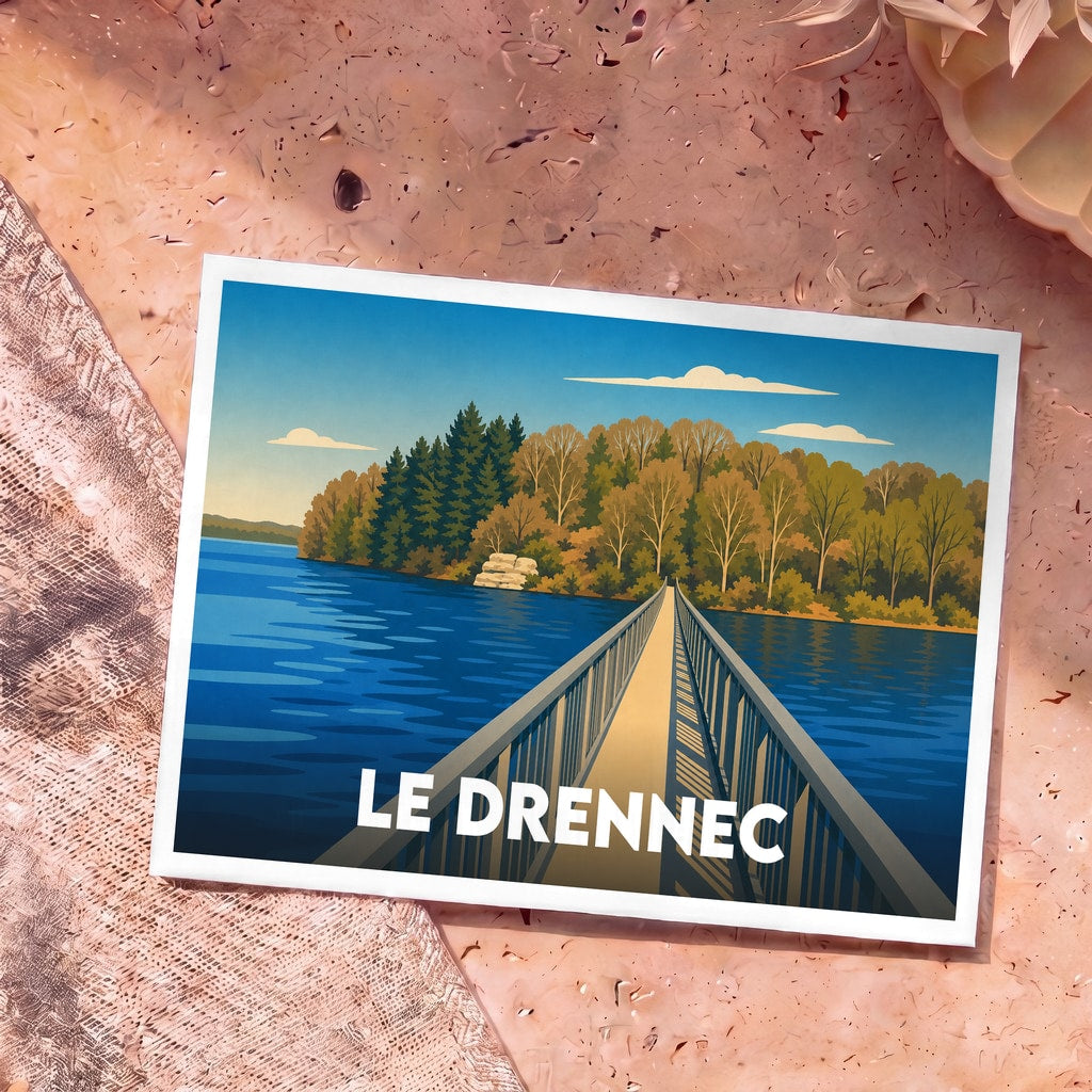 Carte postale souvenir de Le Drennec illustrant un ponton s'avançant sur un lac entouré de forêt.