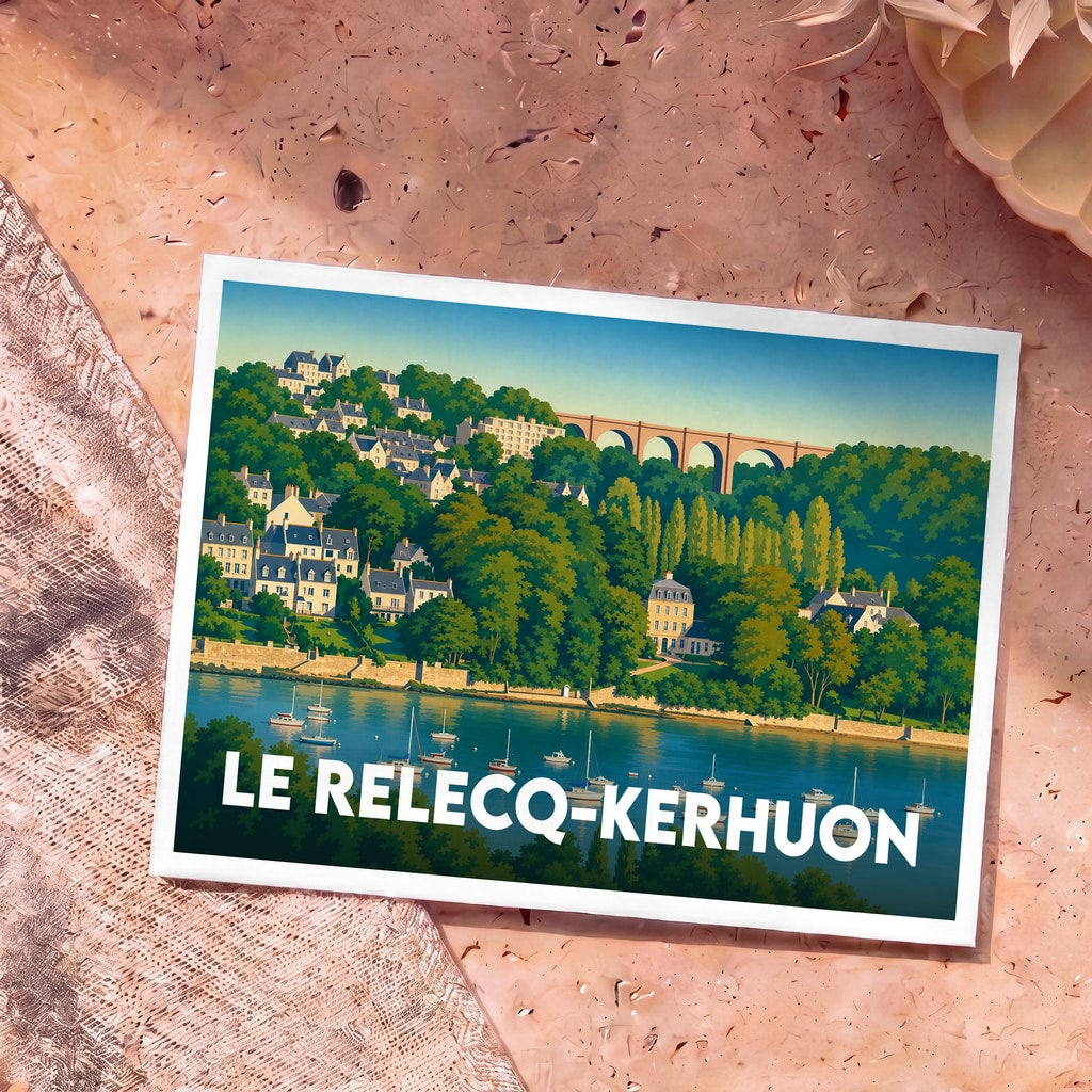 Carte postale souvenir de la ville de Le Relecq-Kerhuon avec une illustration stylisée montrant des maisons, un pont et des voiliers sur l'eau.