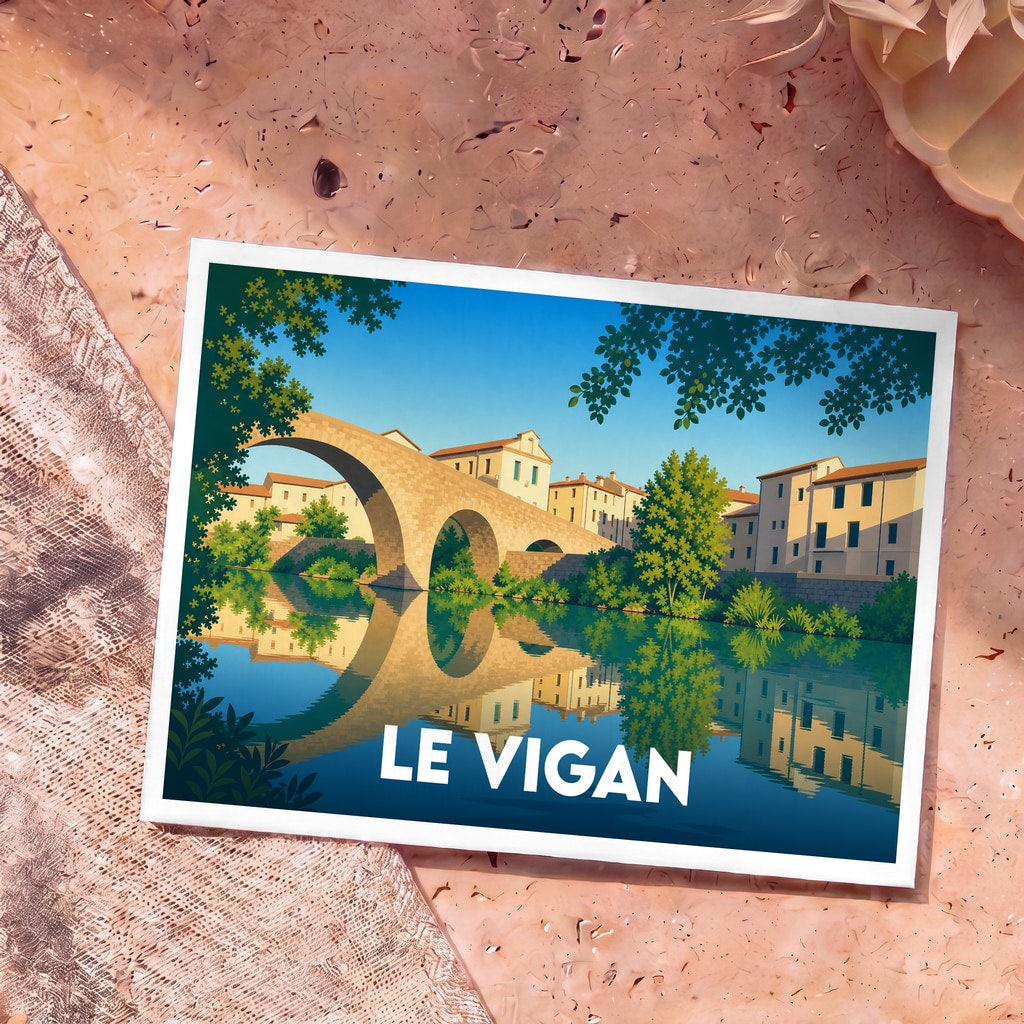 Carte postale souvenir de la ville de Le Vigan avec une illustration stylisée de son pont médiéval se reflétant dans l'eau.