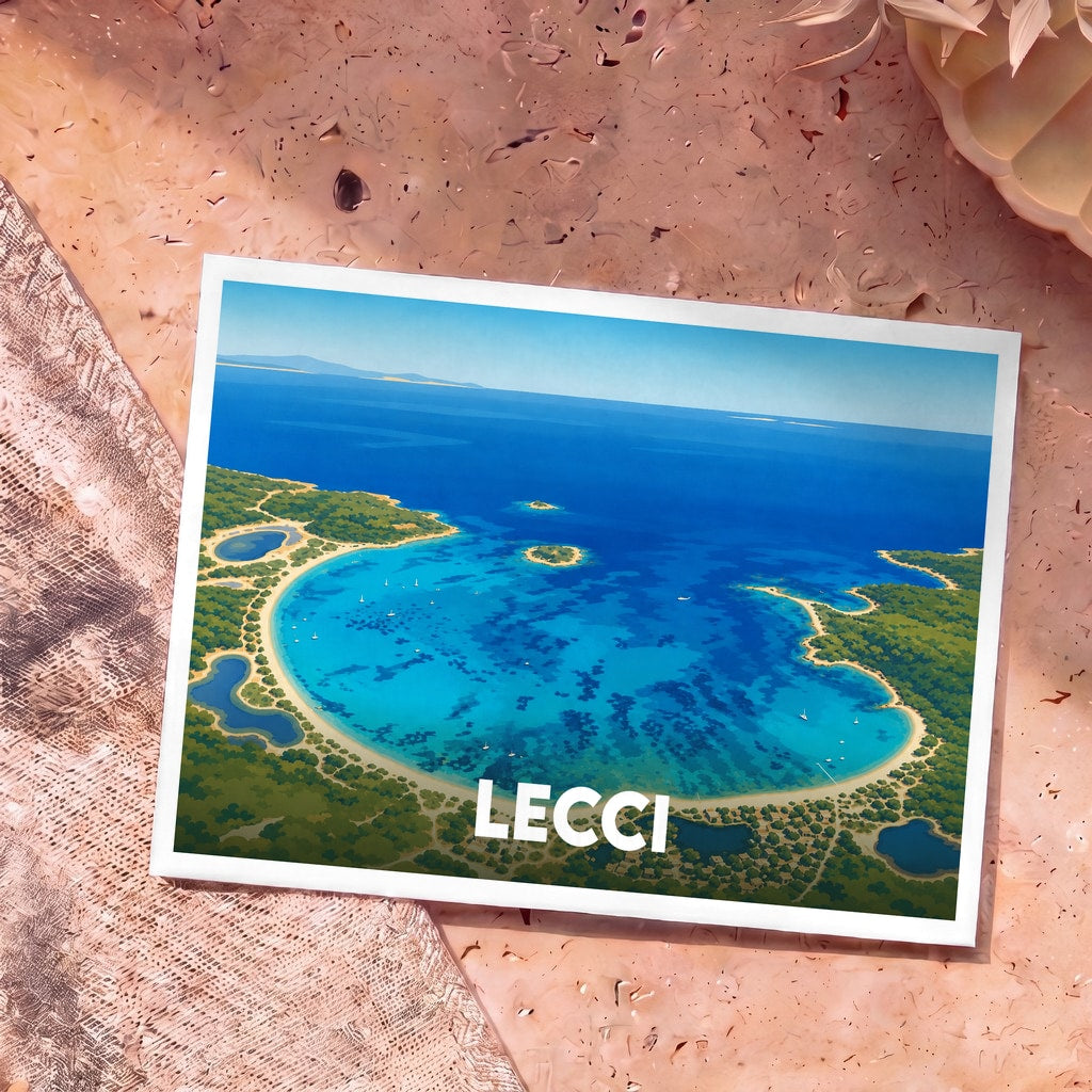 Carte postale souvenir de la ville de Lecci avec une illustration stylisée d'une baie aux eaux turquoise.