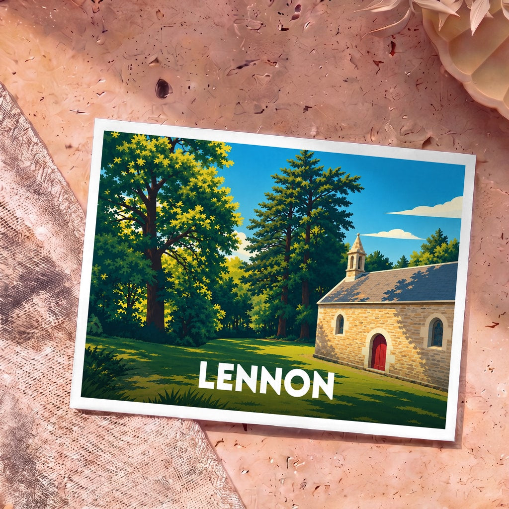 Carte postale souvenir de la ville de Lennon avec une illustration stylisée d'une petite chapelle en pierre dans les bois.
