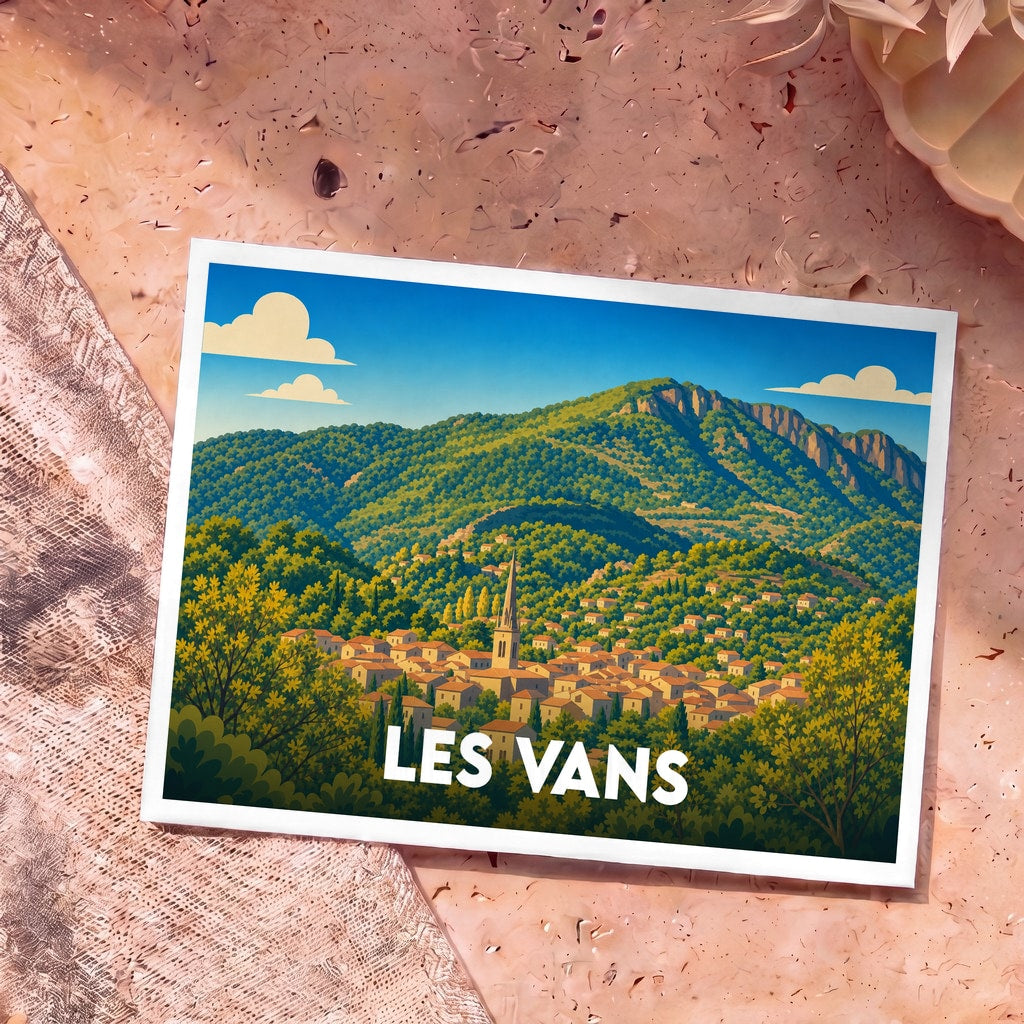 Carte postale souvenir de la ville de Les Vans avec une illustration stylisée de son village et de ses montagnes environnantes.