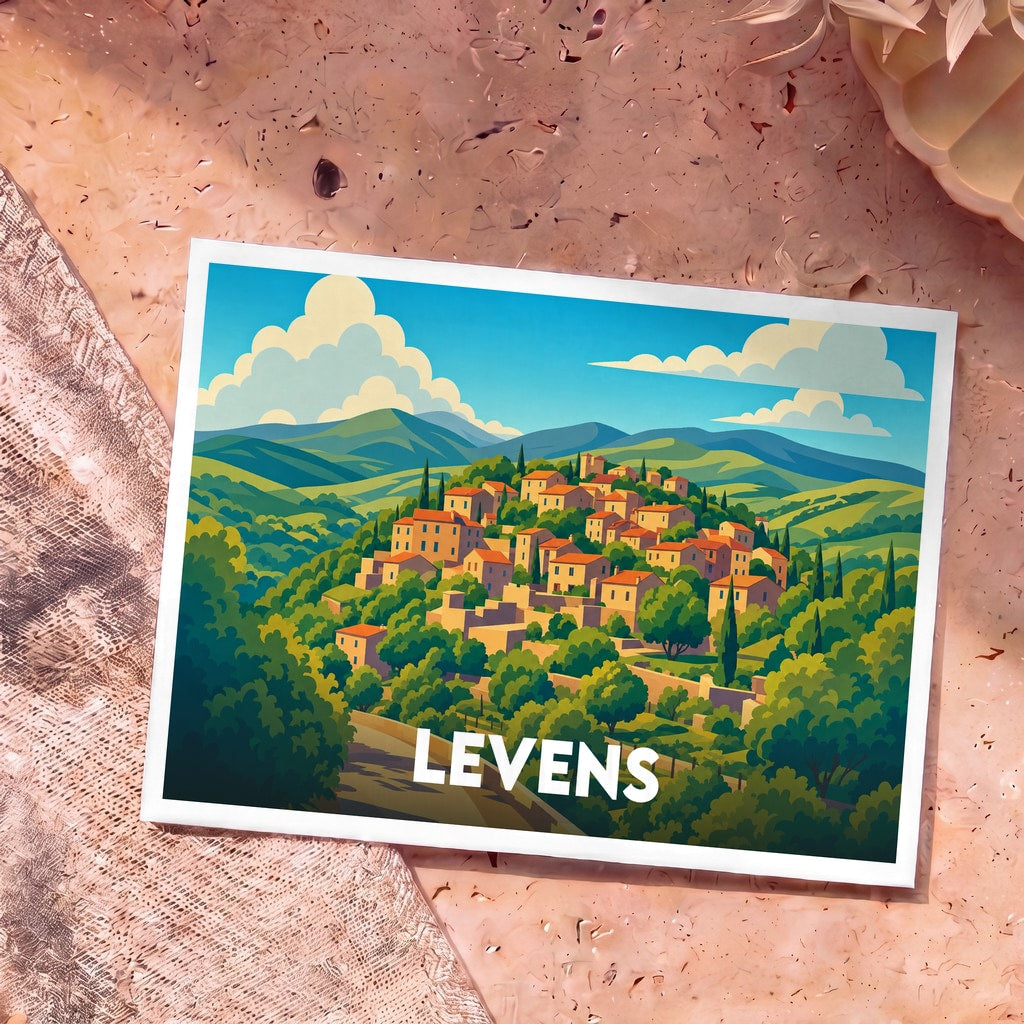 Carte postale souvenir de la ville de Levens avec une illustration stylisée de son village perché dans les collines.
