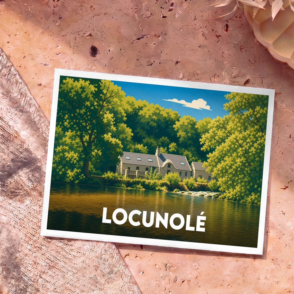 Carte postale souvenir de la ville de Locunolé avec une illustration stylisée d'une maison au bord de l'eau.