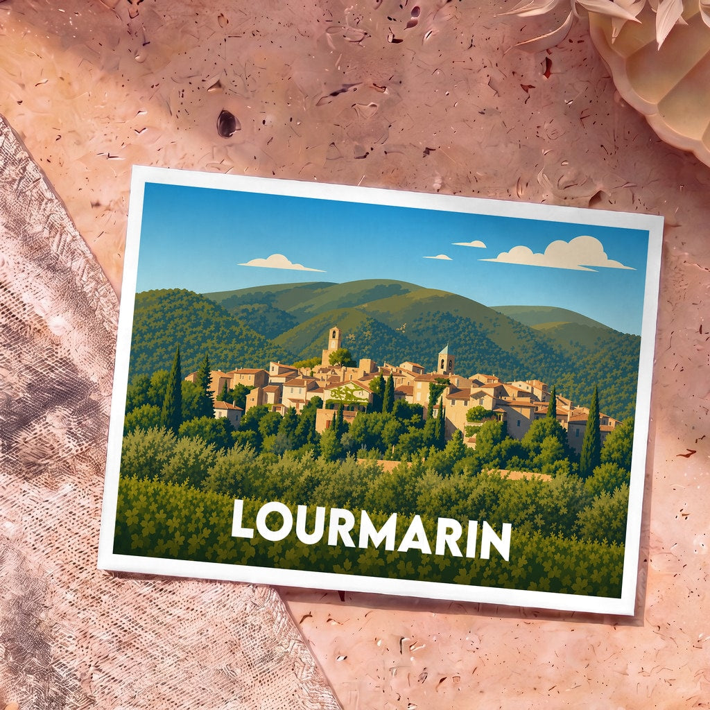 Carte postale souvenir de la ville de Lourmarin avec une illustration stylisée d'un village perché.