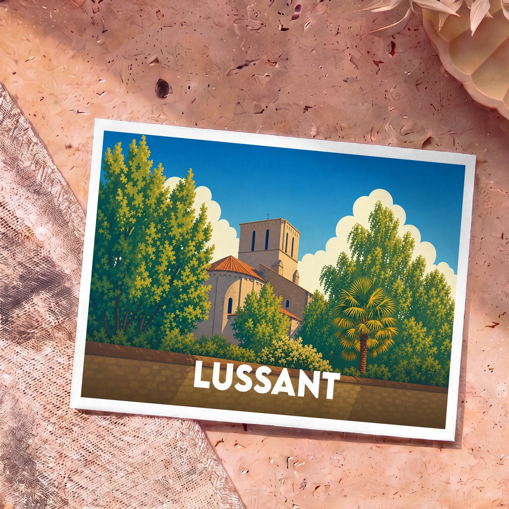 Carte postale souvenir de la ville de Lussant avec une illustration stylisée de son église entourée de végétation.