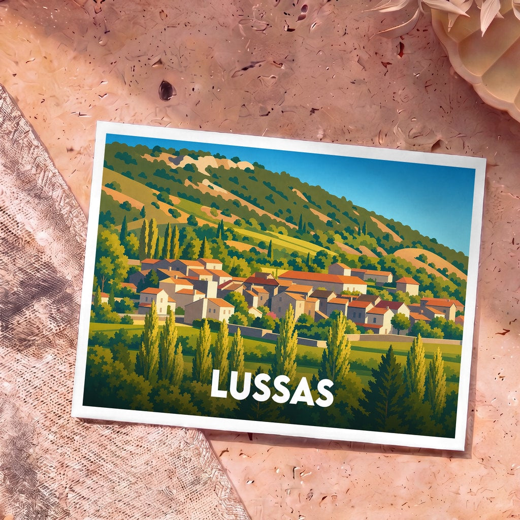 Carte postale souvenir de la ville de Lussas illustrant un village vallonné dans un style graphique épuré.