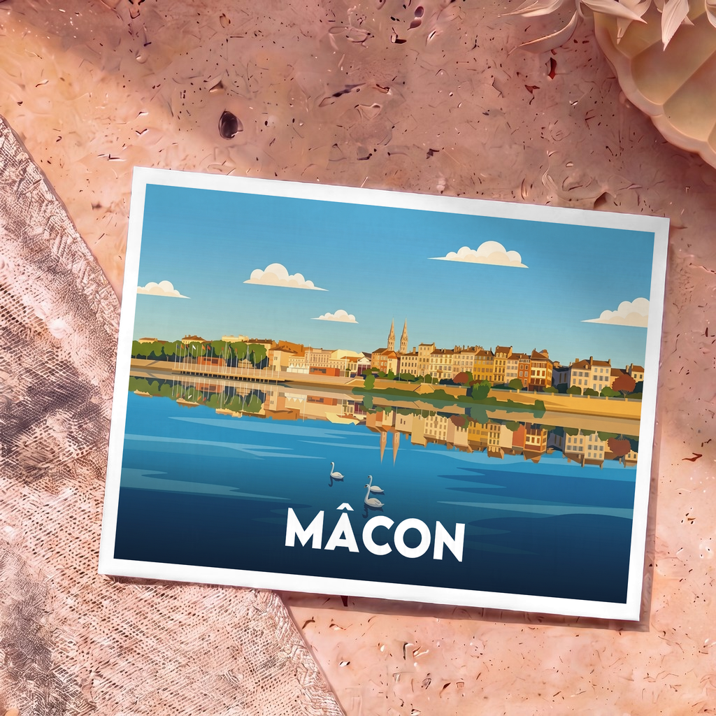 Carte postale souvenir de la ville de Mâcon illustrant ses quais et l'église Saint-Pierre se reflétant dans la Saône.