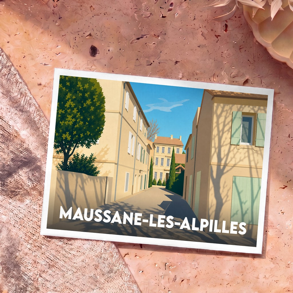 Carte postale souvenir de Maussane-les-Alpilles avec une illustration stylisée d'une ruelle provençale ensoleillée.