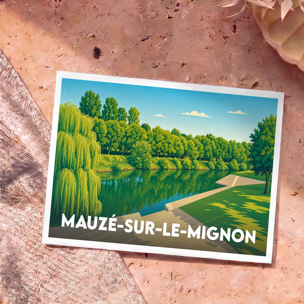 Carte postale souvenir de la ville de Mauzé-sur-le-Mignon avec une illustration stylisée d'un bord de rivière arboré.
