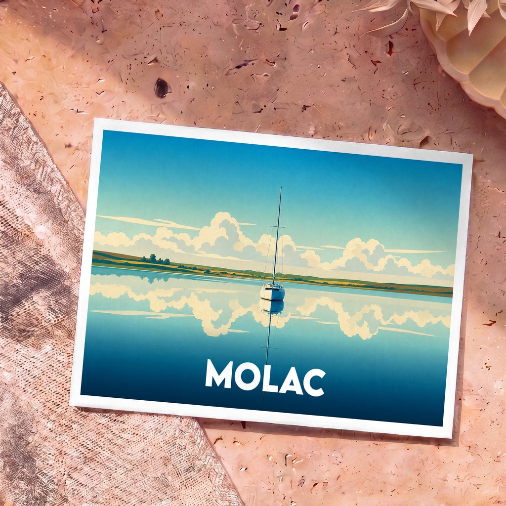 Carte postale souvenir de la ville de Molac avec une illustration stylisée d'un voilier sur une eau calme.