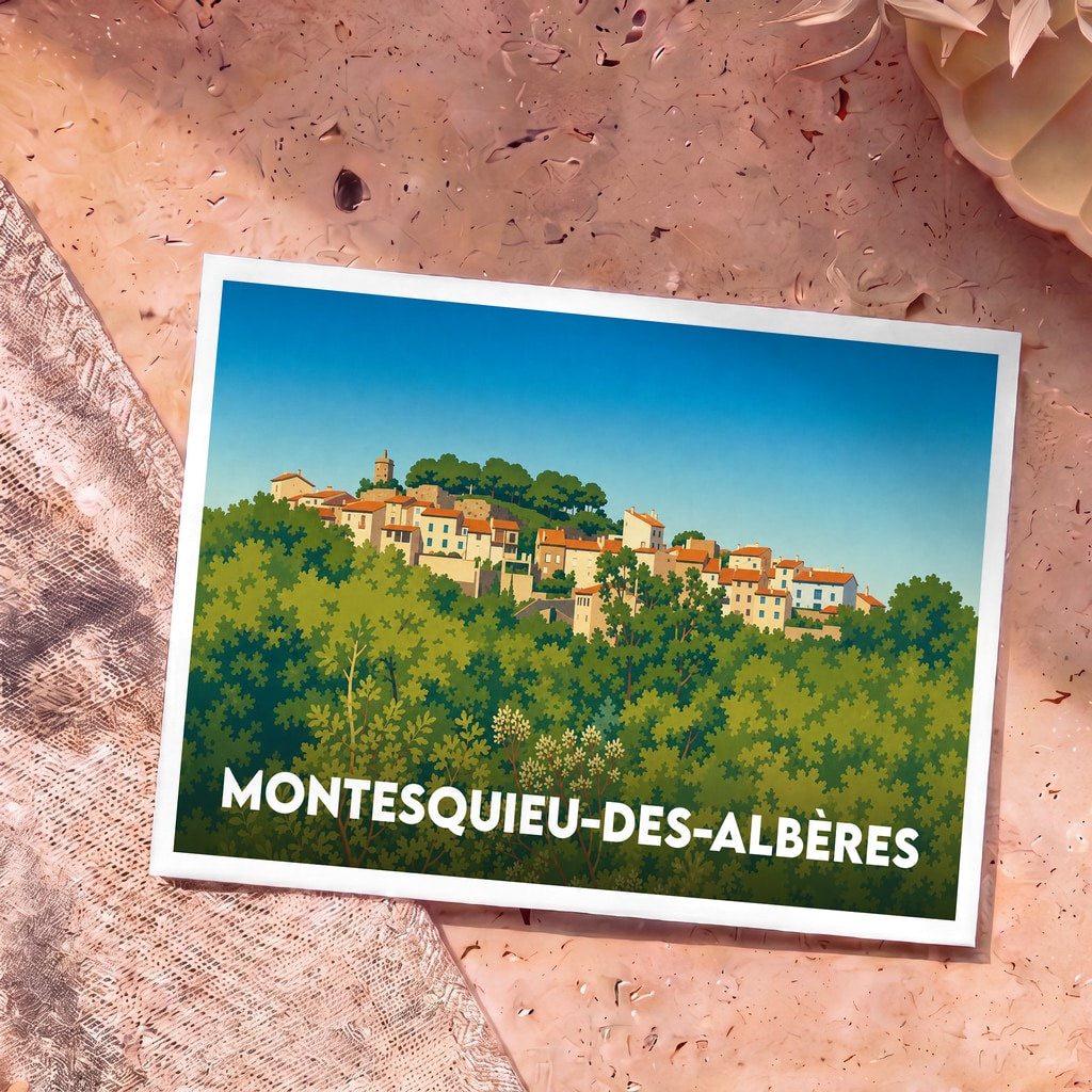 Carte postale souvenir de Montesquieu-des-Albères avec une illustration colorée et stylisée du village perché.