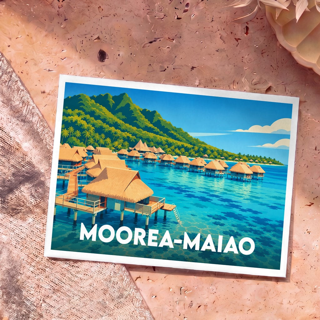 Carte postale souvenir de la commune de Moorea-Maiao illustrée de bungalows sur pilotis devant une montagne verdoyante.