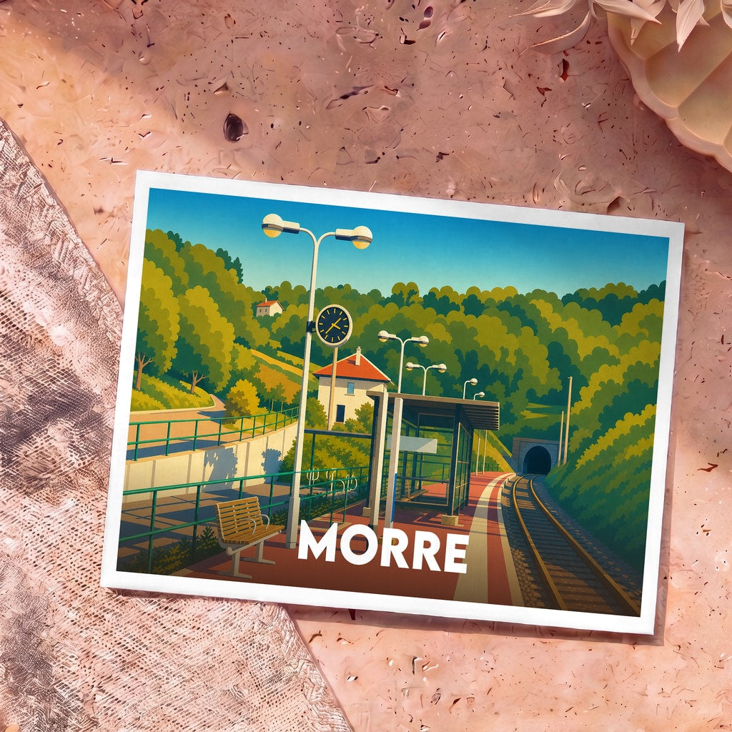 Carte postale souvenir de la ville de Morre avec une illustration stylisée d'une gare nichée dans la verdure.