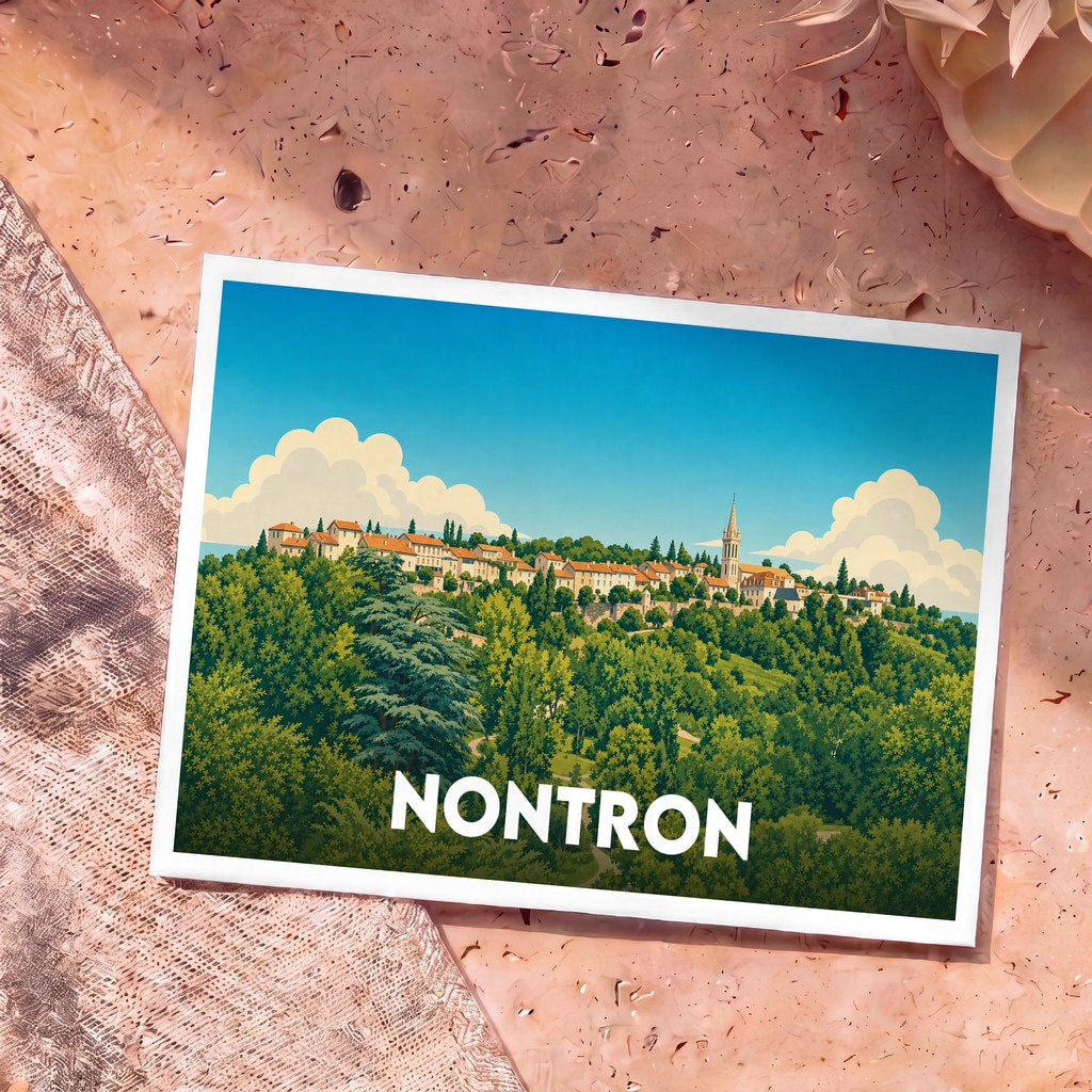 Carte postale souvenir de la ville de Nontron avec une illustration stylisée et colorée de ses paysages verdoyants.