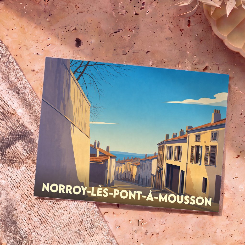 Carte postale souvenir de Norroy-lès-Pont-à-Mousson présentant une illustration stylisée d'une ruelle ensoleillée.