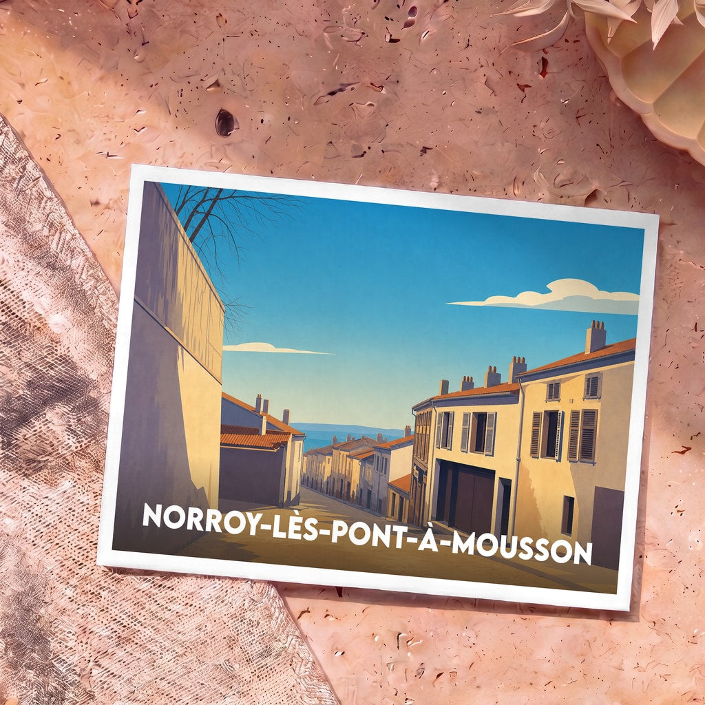 Carte postale souvenir de Norroy-lès-Pont-à-Mousson présentant une illustration stylisée d'une ruelle ensoleillée.