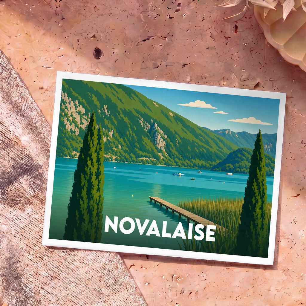 Carte postale souvenir de la ville de Novalaise avec une illustration stylisée de son lac et des montagnes environnantes.