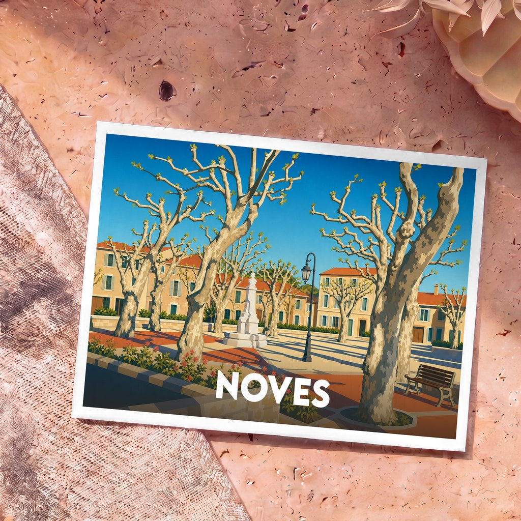 Carte postale souvenir de la ville de Noves illustrant une place ensoleillée bordée de platanes.