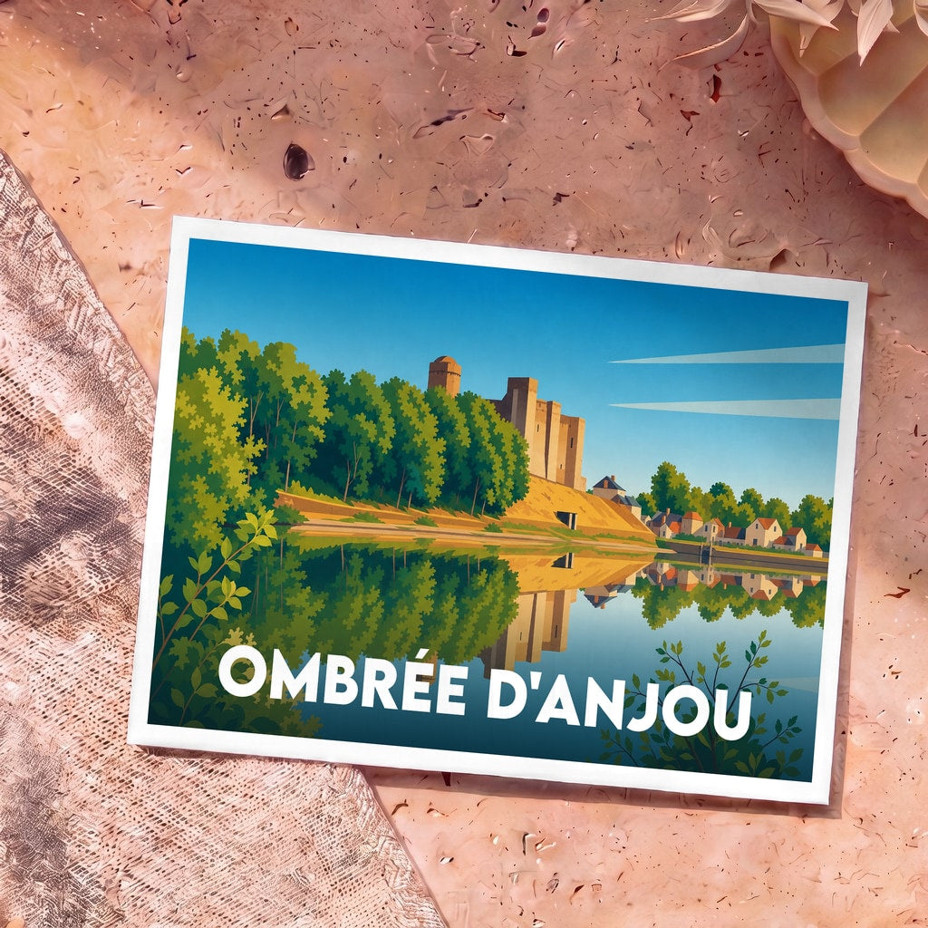 Carte postale souvenir de la ville d'Ombrée d'Anjou avec une illustration stylisée de son château se reflétant dans l'eau.