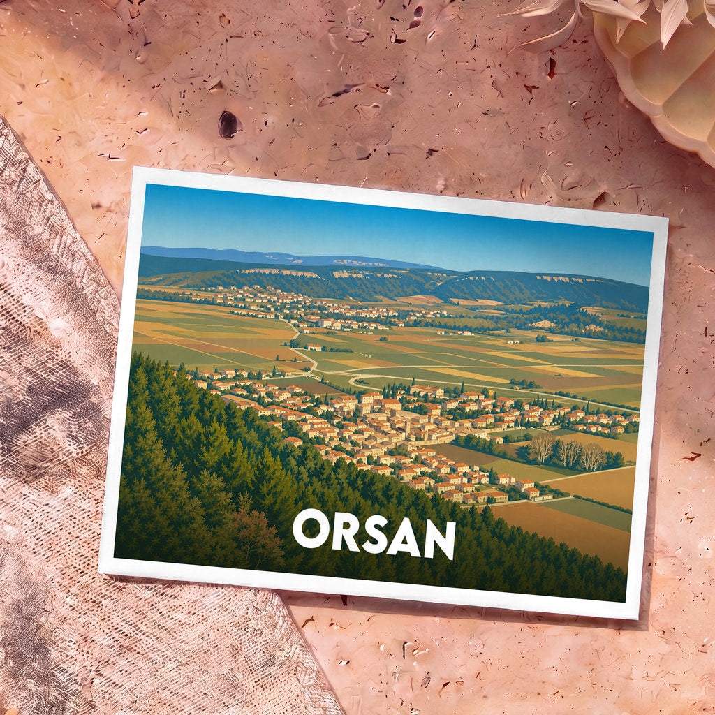 Carte postale souvenir de la ville d'Orsan avec une illustration stylisée de son paysage vallonné.