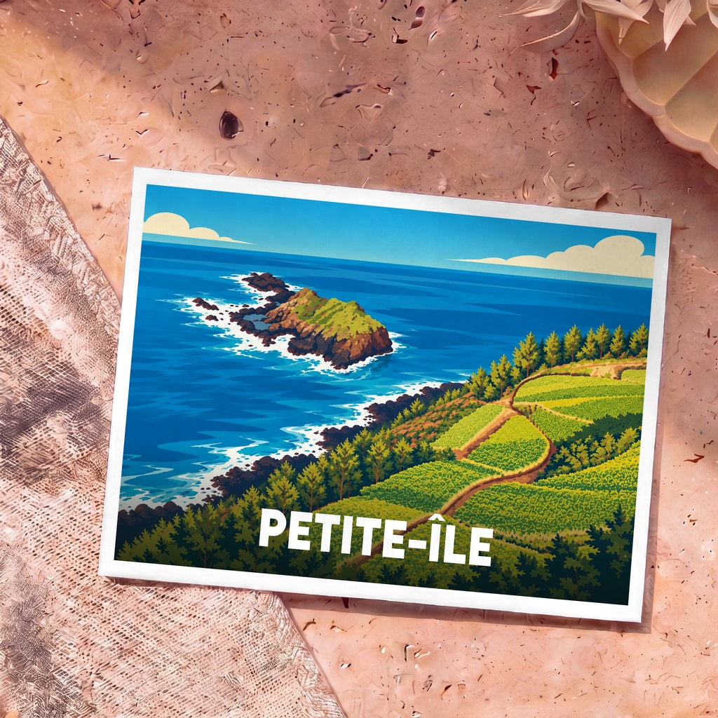 Carte postale souvenir de la ville de Petite-Île avec une illustration stylisée d'un littoral verdoyant surplombant l'océan.