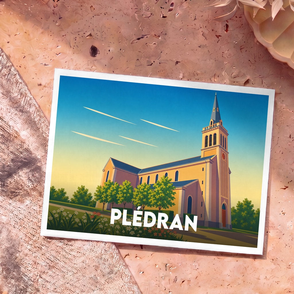 Carte postale souvenir de la ville de Plédran arborant une illustration stylisée de son église sous un ciel azur.