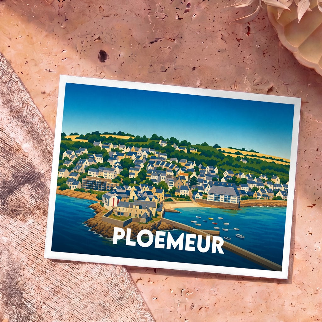 Carte postale souvenir de la ville de Ploemeur présentant une illustration stylisée et colorée de son littoral et de ses maisons typiques.