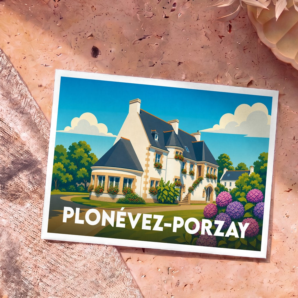 Carte postale souvenir de la ville de Plonévez-Porzay illustrée par une maison bretonne traditionnelle et fleurie.