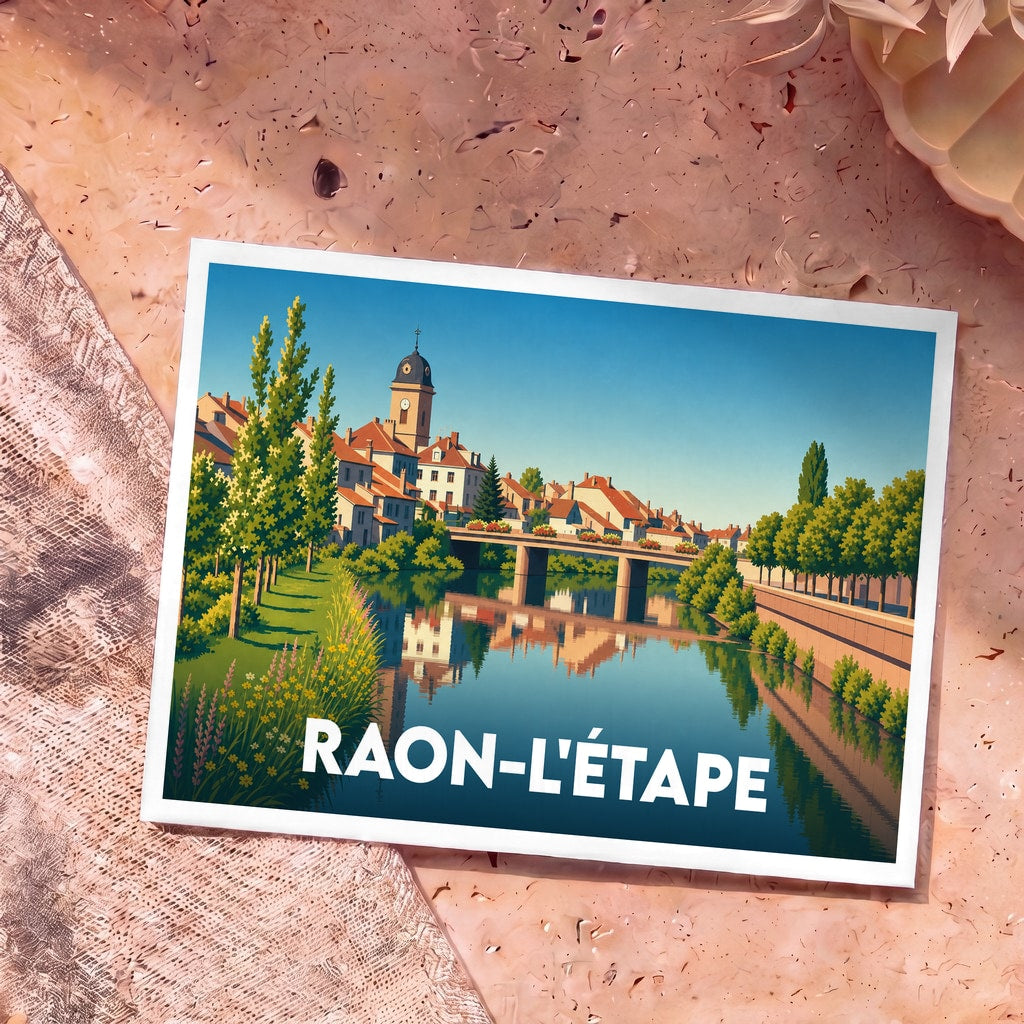 Carte postale souvenir de la ville de Raon-l'Étape avec une illustration stylisée et colorée.