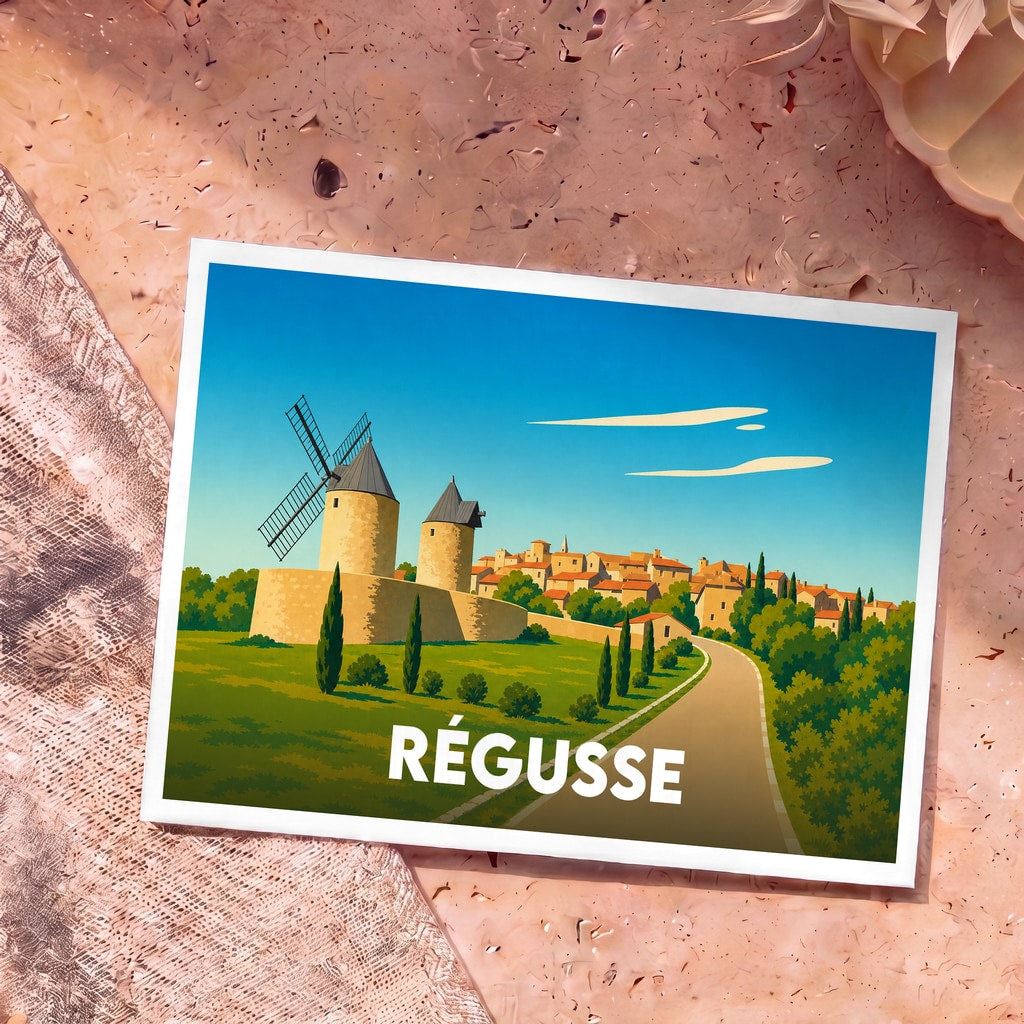 Carte postale souvenir de la ville de Régusse avec une illustration stylisée de ses moulins à vent.