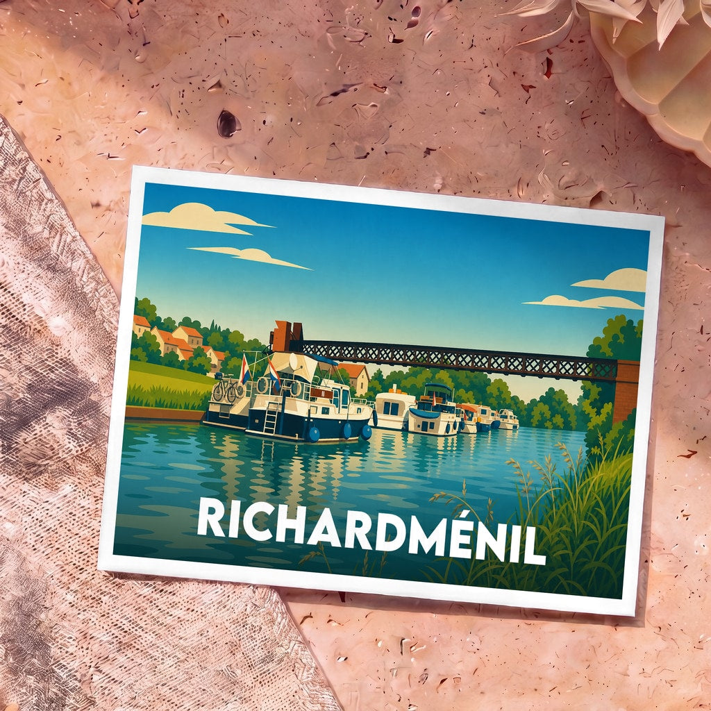 Carte postale souvenir de la ville de Richardménil avec une illustration stylisée de bateaux sur le canal.