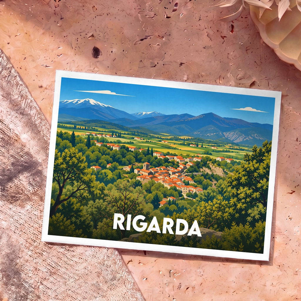 Carte postale souvenir de la ville de Rigarda avec une illustration stylisée d'un village niché dans une vallée montagneuse.