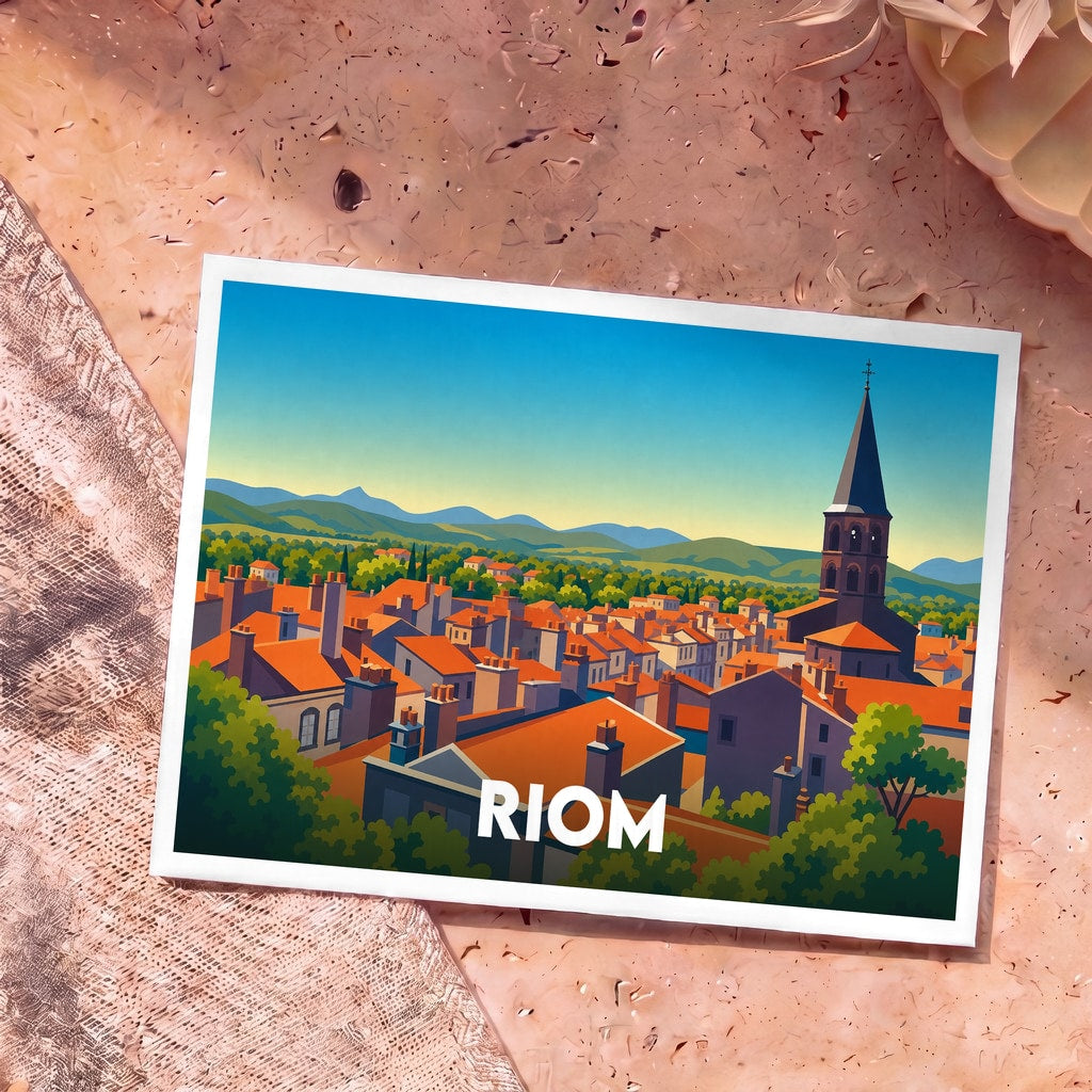Carte postale souvenir de la ville de Riom avec une illustration stylisée de ses toits orangés, de son clocher et des montagnes auvergnates.