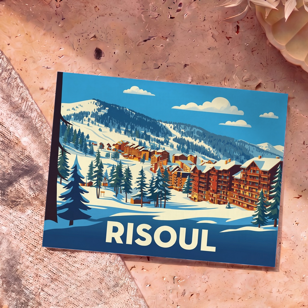 Carte postale souvenir de la ville de Risoul avec une illustration stylisée d'une station de ski enneigée.