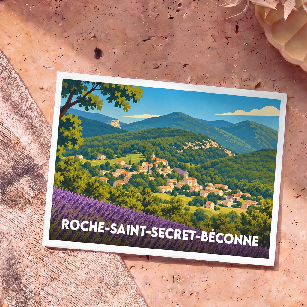 Carte postale souvenir de la ville de Roche-Saint-Secret-Béconne avec une illustration stylisée d'un village provençal et de champs de lavande.