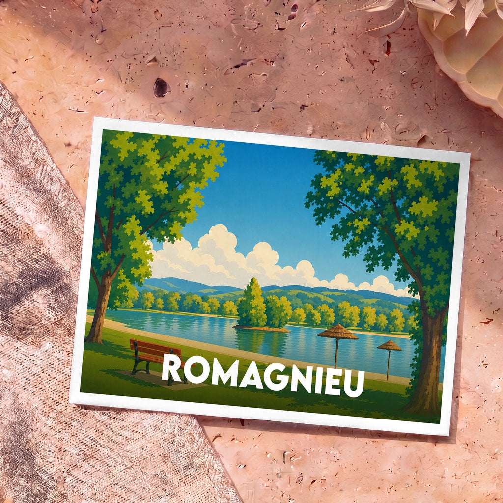 Carte postale souvenir de la ville de Romagnieu avec une illustration stylisée d'un lac bordé de verdure.