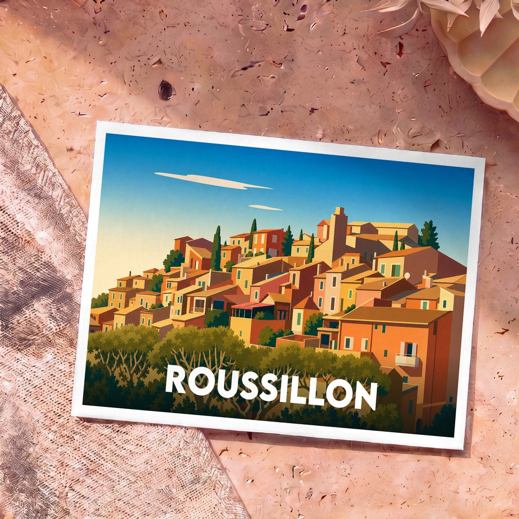 Carte postale souvenir de la ville de Roussillon avec une illustration stylisée et colorée de ses maisons ocres.