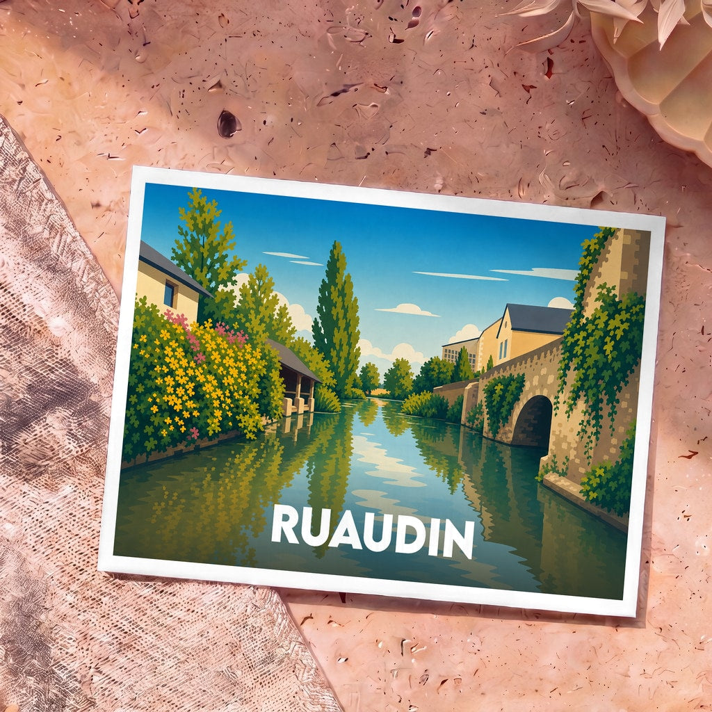 Carte postale souvenir de la ville de Ruaudin illustrant un canal paisible bordé de fleurs et de bâtiments anciens.