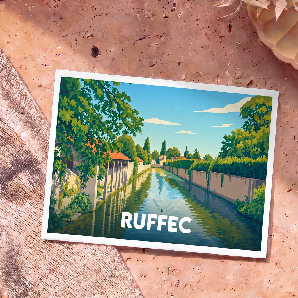 Carte postale souvenir de la ville de Ruffec avec une illustration stylisée d'un canal bordé de verdure.