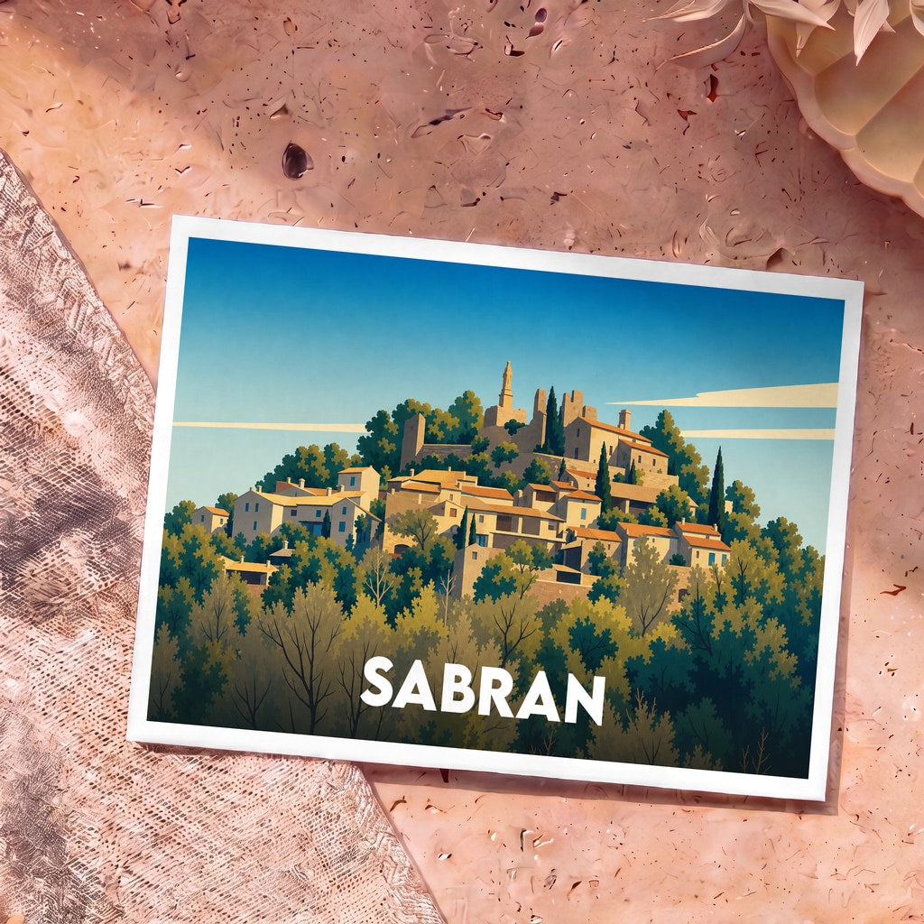 Carte postale souvenir de la ville de Sabran avec une illustration stylisée d'un village perché.