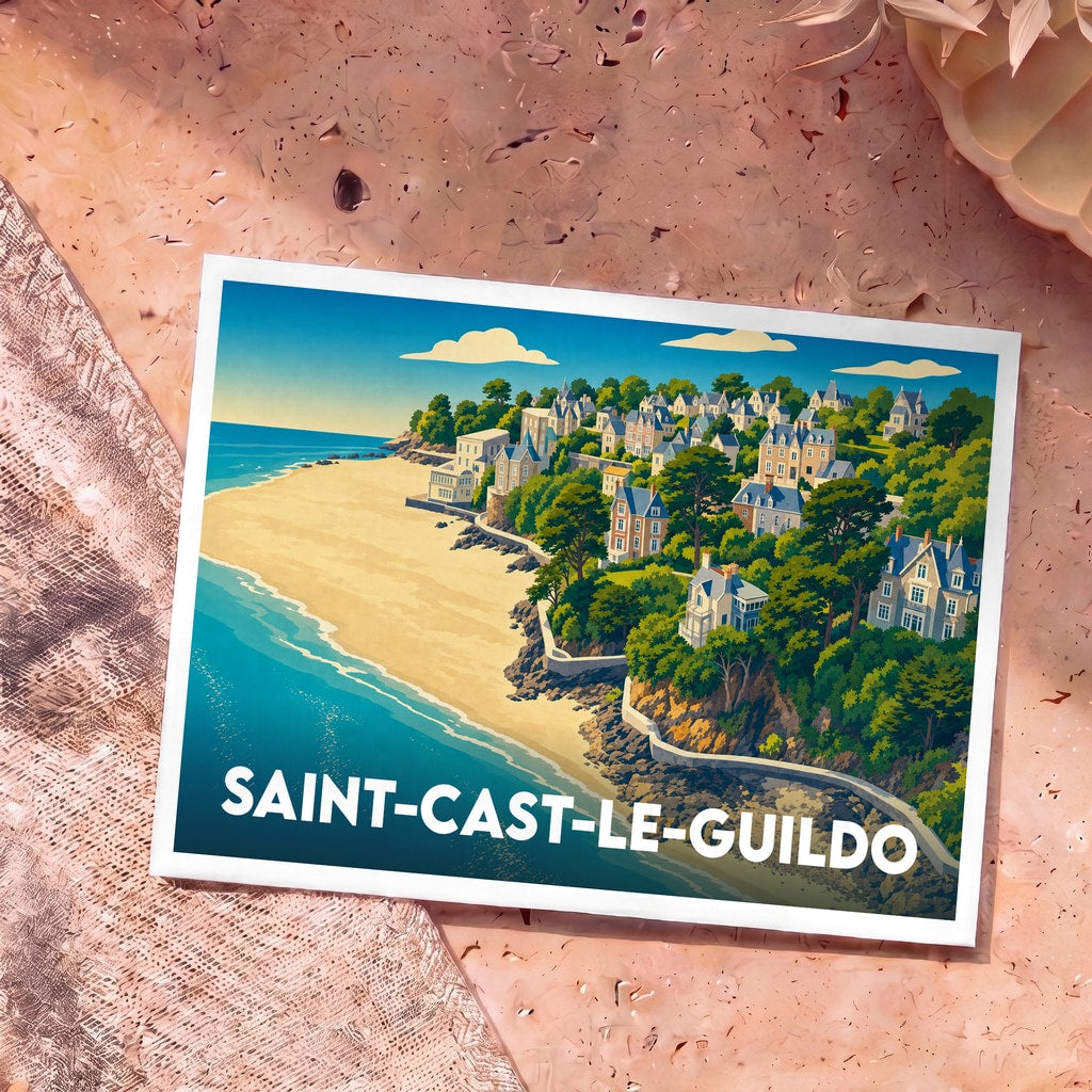 Carte postale souvenir de Saint-Cast-le-Guildo illustrant une plage de sable fin bordée par une ville côtière arborée au style rétro.