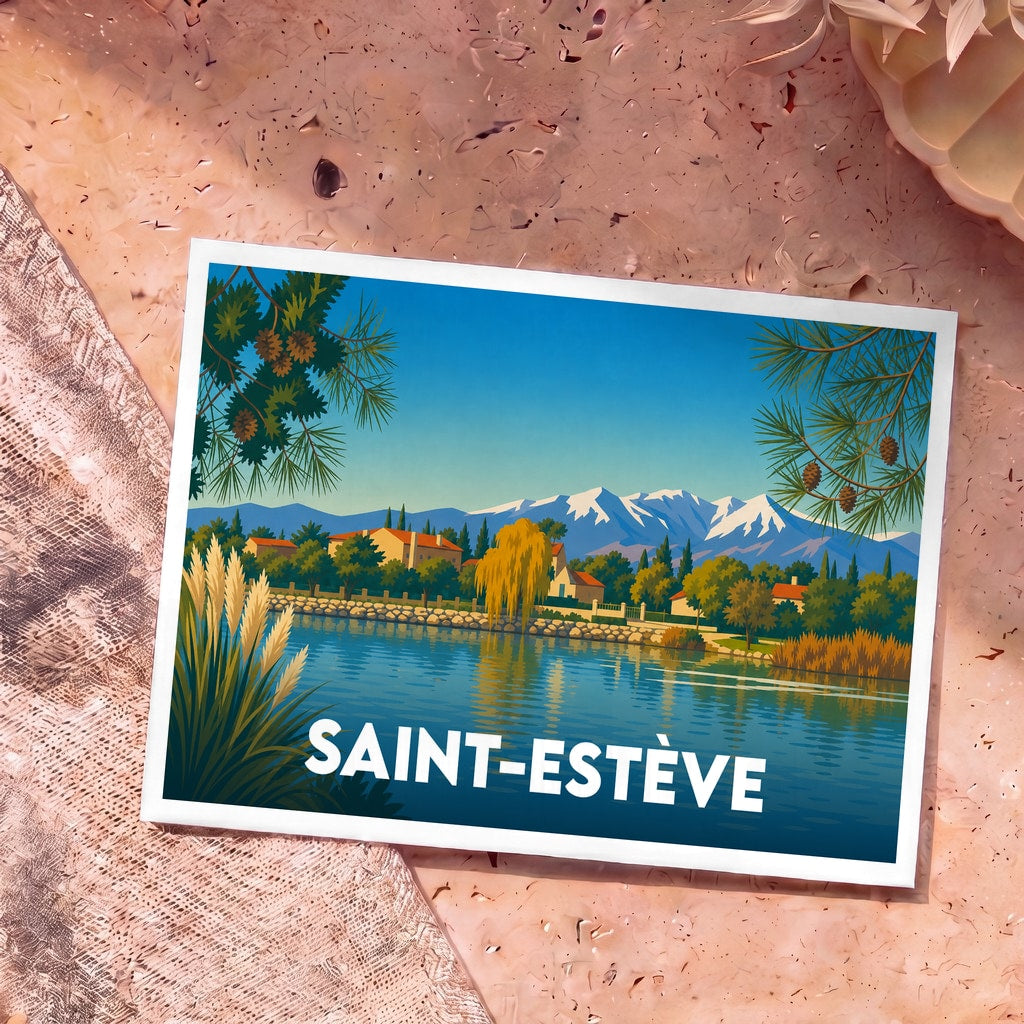 Carte postale souvenir de la ville de Saint-Estève avec une illustration stylisée d'un lac bordé de maisons devant une montagne enneigée.