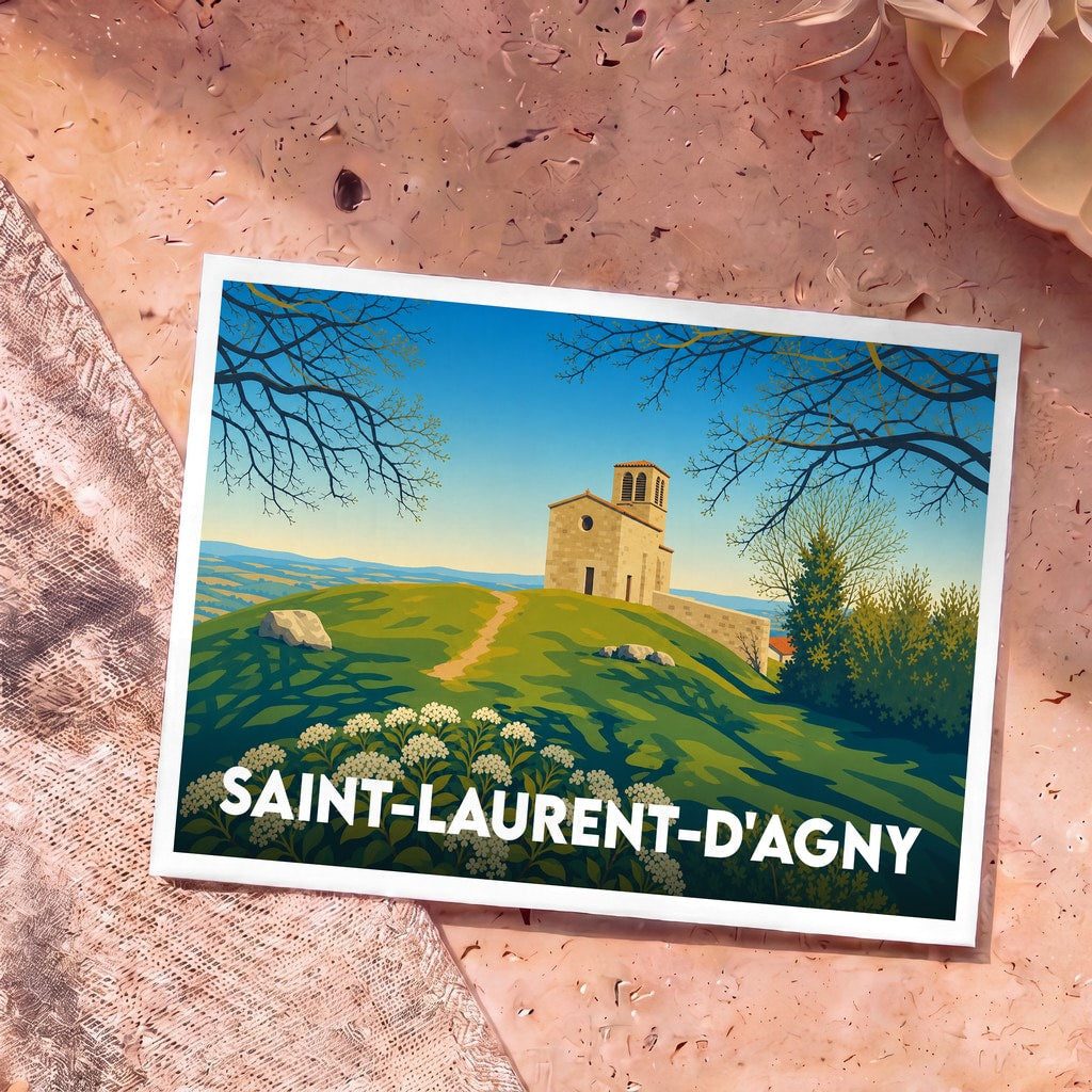 Carte postale souvenir de la ville de Saint-Laurent-d'Agny illustrant une chapelle sur une colline verdoyante.