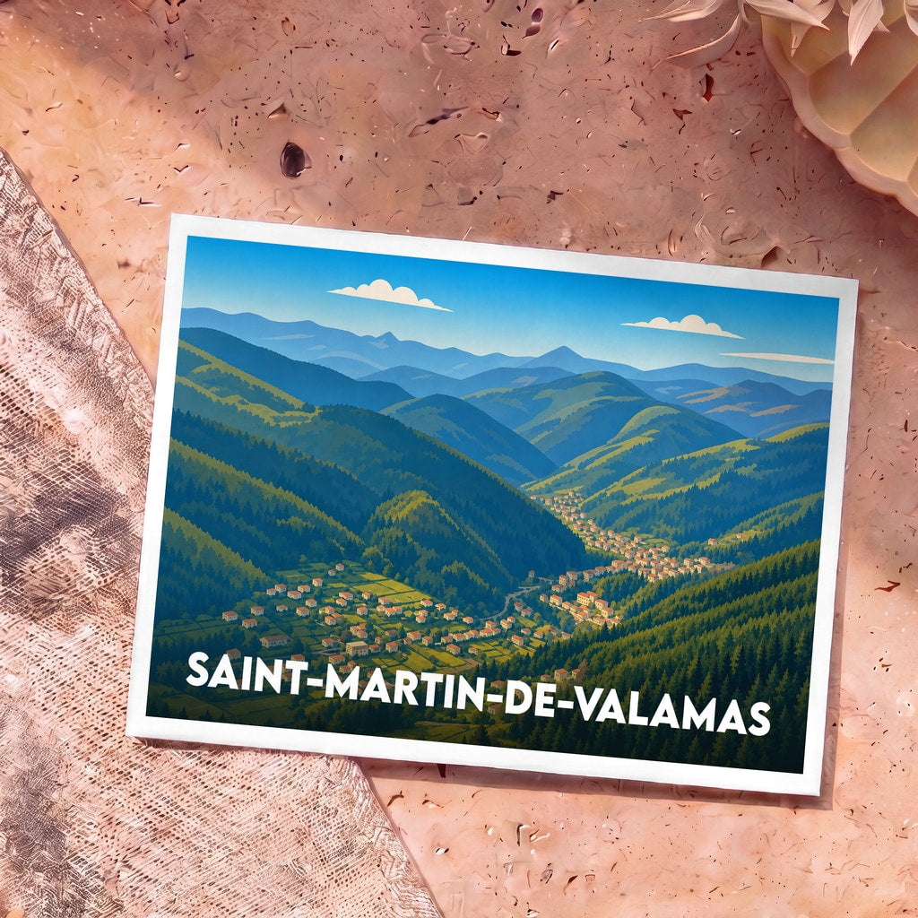 Carte postale souvenir de Saint-Martin-de-Valamas arborant une illustration stylisée du village niché dans une vallée montagneuse verdoyante.
