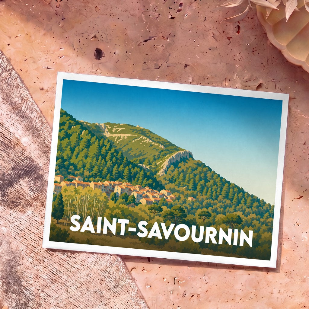 Carte postale souvenir de Saint-Savournin avec une illustration stylisée représentant le village niché au pied d'une colline boisée.